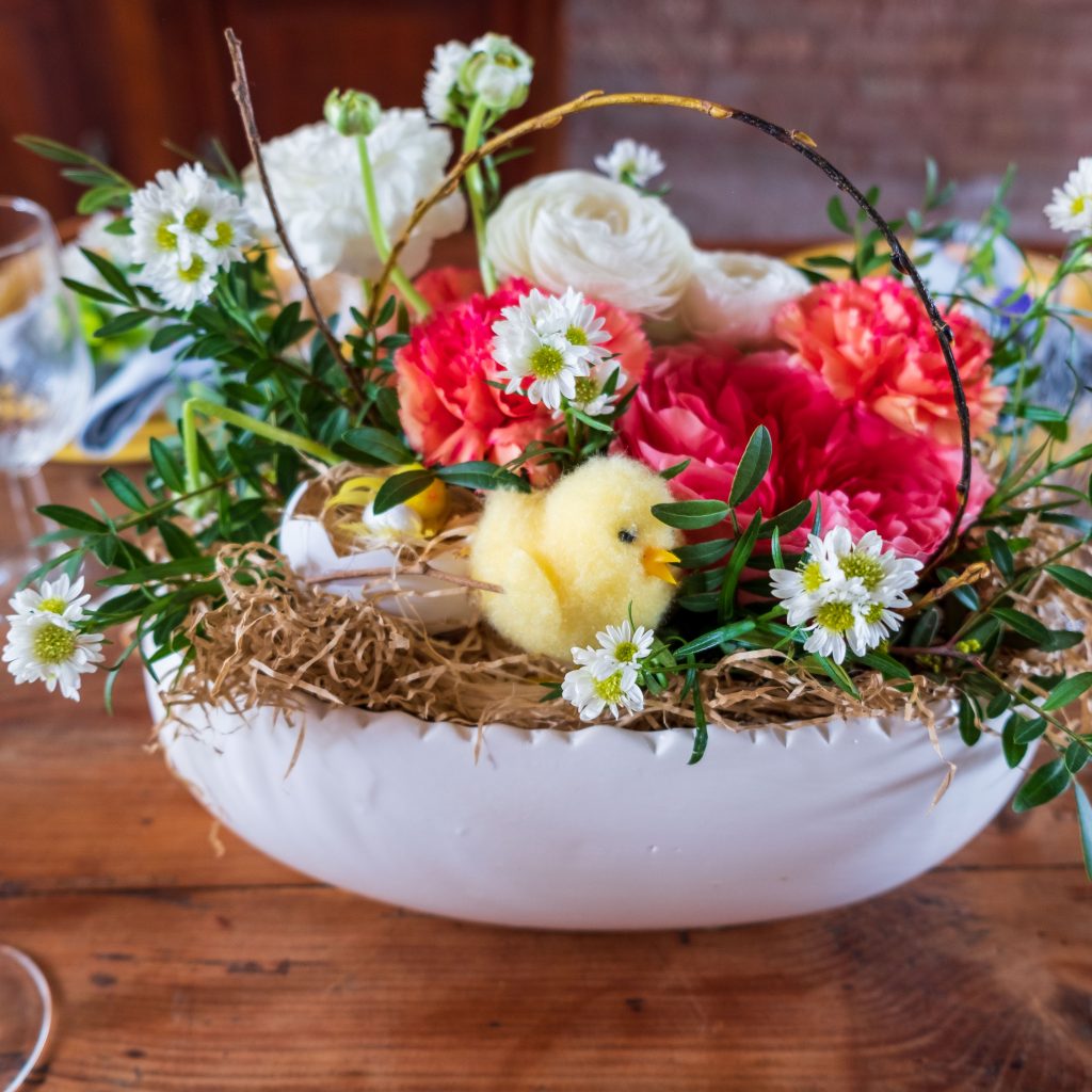 centrotavola pasqua con fiori e pulcini