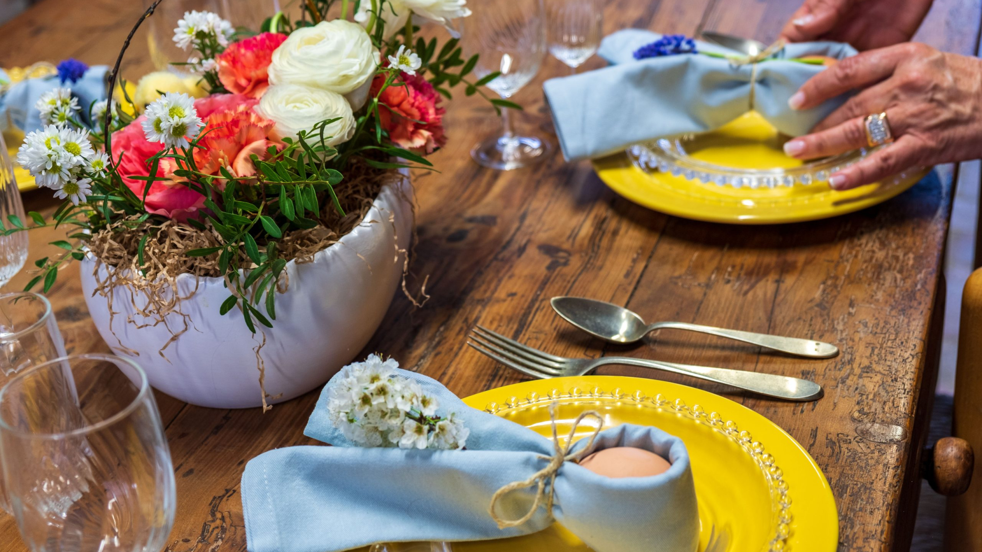 decorazioni floreali di pasqua sulla tavola