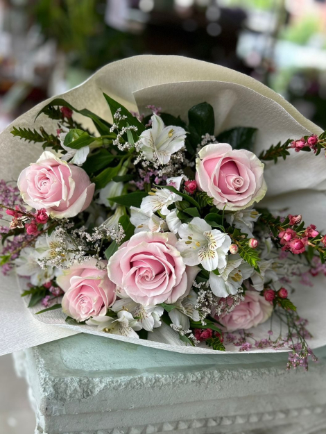 mazzo di fiori con rose rosa e fiori bianchi per la festa della mamma