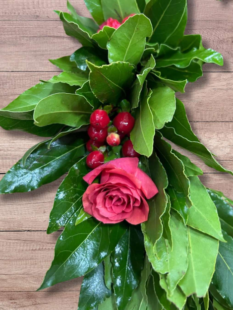 Corona di alloro con rosa rossa
