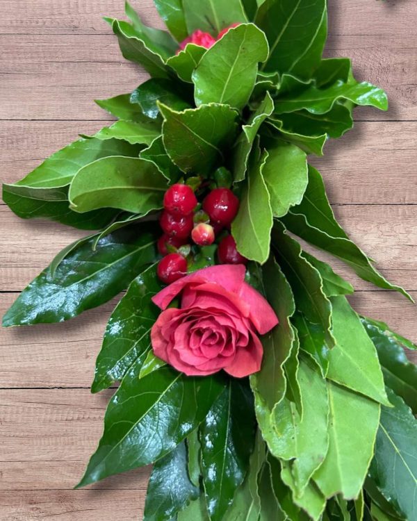 Corona di alloro con rosa rossa