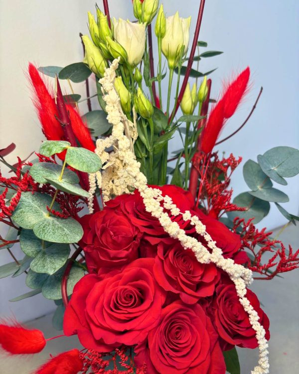 Composizione floreale rossa per san valentino