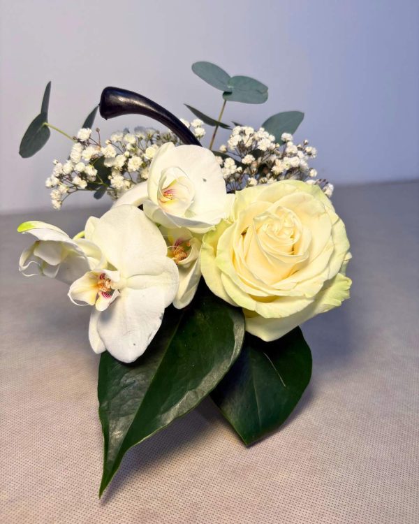 Composizione in vaso con fiori bianchi