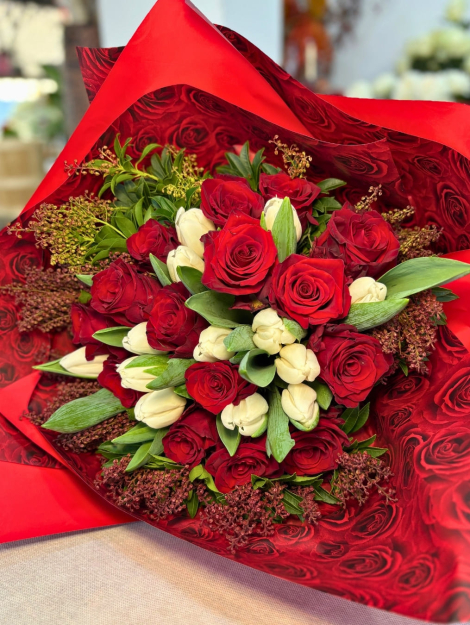 Mazzo di fiori con rose rosse e tulipani bianchi