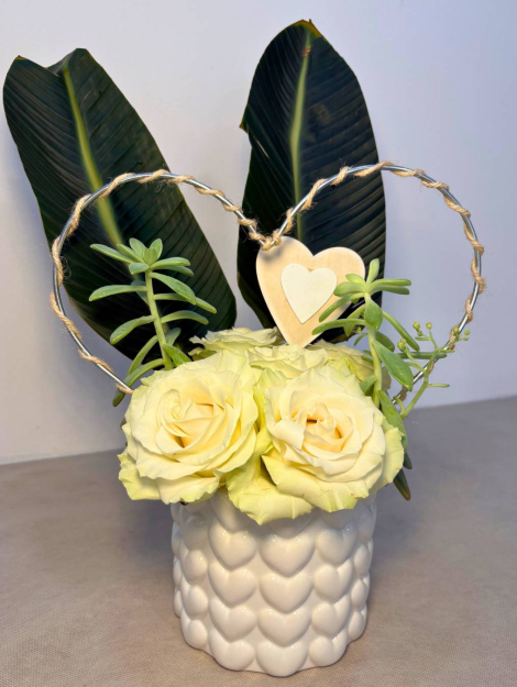 Vaso in ceramica bianco con rose bianche
