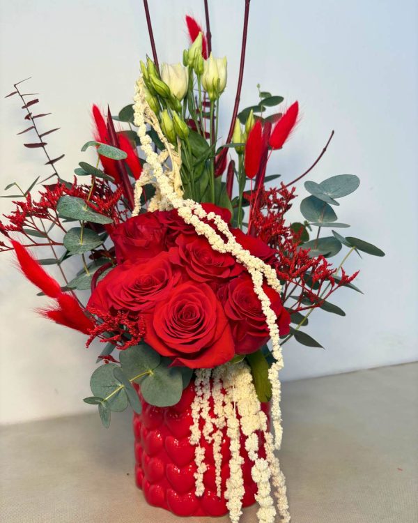 Vaso in ceramica rosso con cuori in rilievo