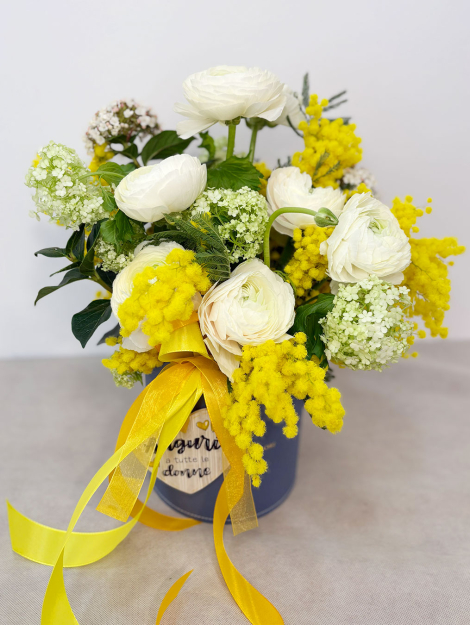Composizione in box di mimosa per la festa della donna