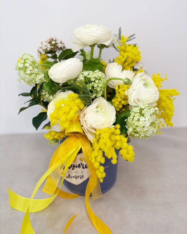 Composizione in box di mimosa per la festa della donna